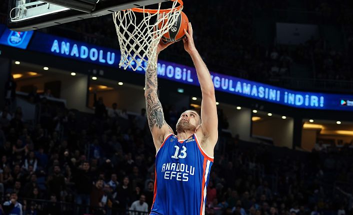 Anadolu Efes farklı kazandı