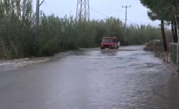 Antalya’da taşan dere yolu kapattı, vatandaşlar evine dönmekte zorlandı