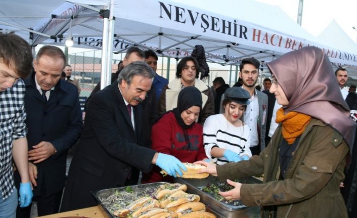 Başkan tazminatlarla öğrencilere hamsi dağıtıp konser düzenlendi