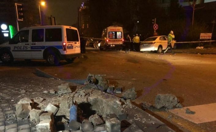 Başkent’te otomobil polis aracına çarptı: 2’si polis 3 yaralı