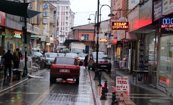 Baygınlık geçiren şahsın cebindeki parayı çalan zanlıya esnaftan tepki