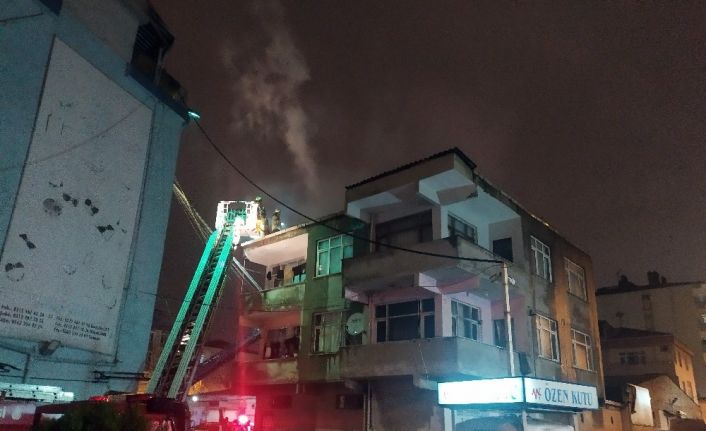 Binanın çatısı yandı, o elbiselerini kurtarma derdine düştü