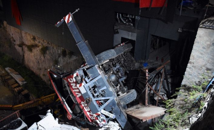 Bodrum’da yılbaşı süslemesi yapan vinç devrildi: 1 ölü, 3 yaralı