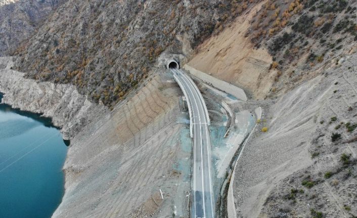 Bu ilçeye ulaşım 44 tünel 20 köprüyle sağlanıyor