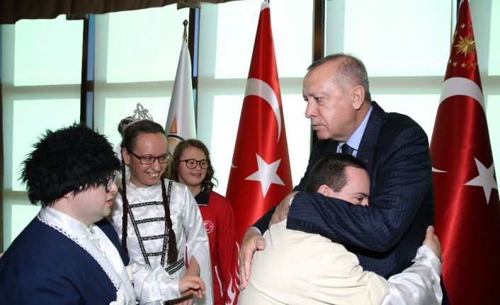 Cumhurbaşkanı Erdoğan engelli öğrenci, sporcu ve sanatçıları kabul etti