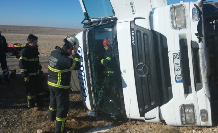 Devrilen tankerin kabininde sıkışan sürücüyü itfaiye çıkardı