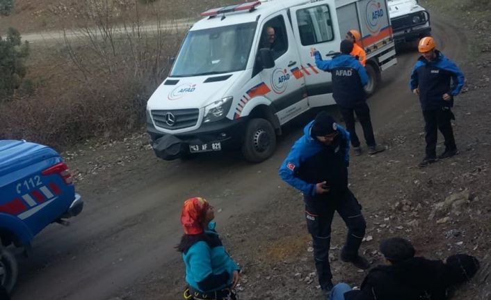 Doğa yürüyüşünde iki kayanın arasına sıkıştı