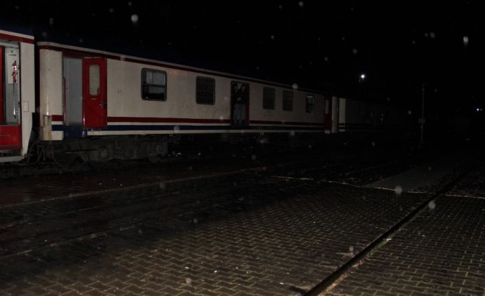 Elazığ’da duran 104 yolculu tren 10 saat sonra hareket etti