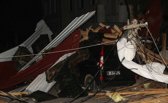 Elazığ’da fırtına direkleri devirdi, çatı uçurdu