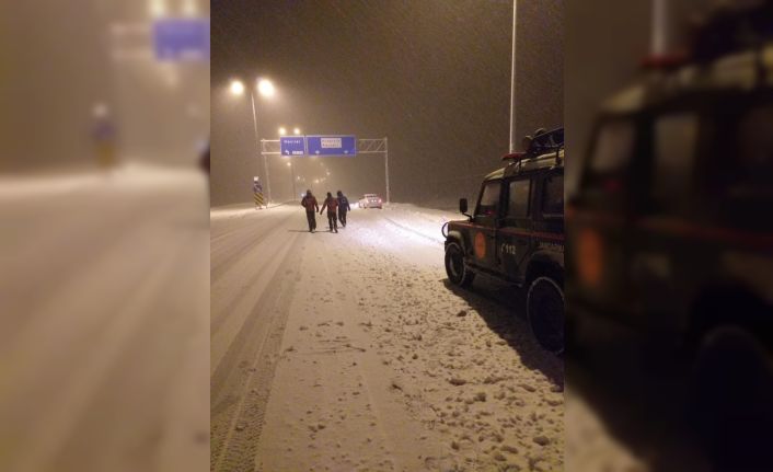 Erciyes’te mahsur kalan otomobiller kurtarıldı