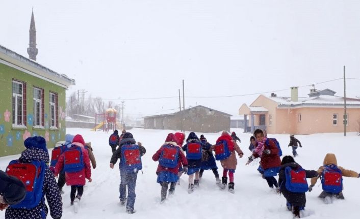 Erzincan Refahiye’de taşımalı eğitime kar tatili