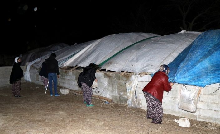 Erzincan’da fırtına çatıları uçurdu, ağaçları kökünden söktü