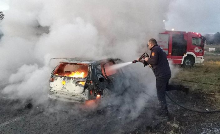 Eşinin aracını yakıp videosunu çekip ona gönderdi