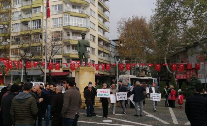 Ev sahibi olmak isterken dolandırıldıklarını iddia eden vatandaşlardan pankartlı eylem