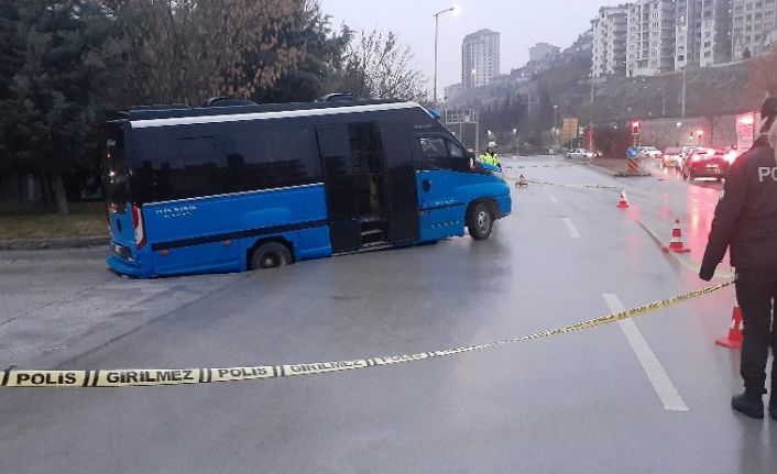 Faciaya ramak kaldı, içi dolu dolmuş çöken yolun içine düştü