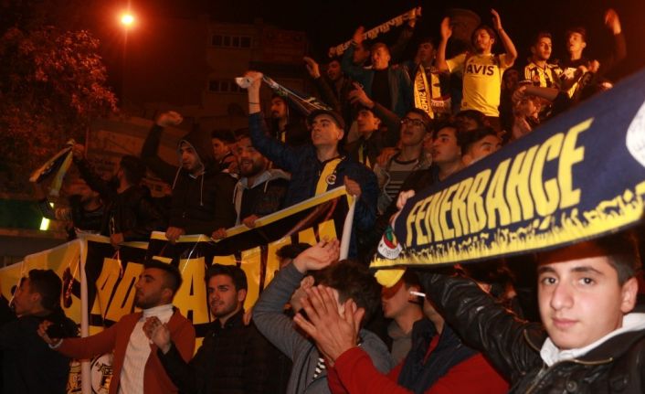 Fenerbahçeli taraftarlardan galibiyet coşkusu