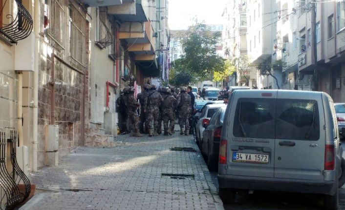 Gaziosmanpaşa’da cezaevi firarisi polise ateş açtı, annesini yaraladı