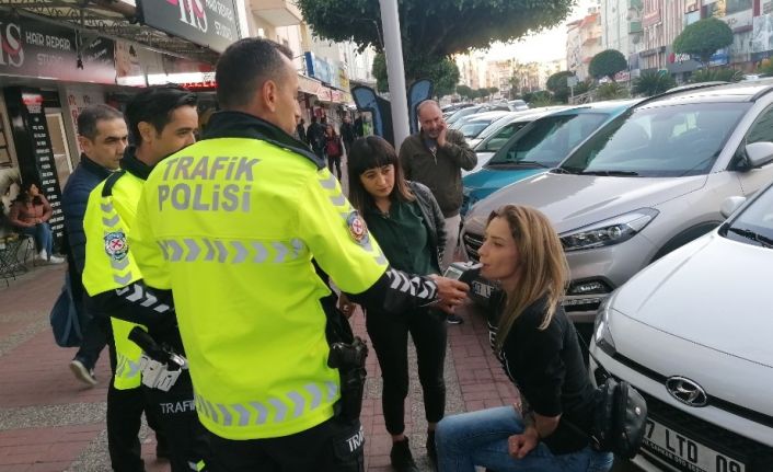 Hollandalı kadın turist trafik polislerine zor anlar yaşattı