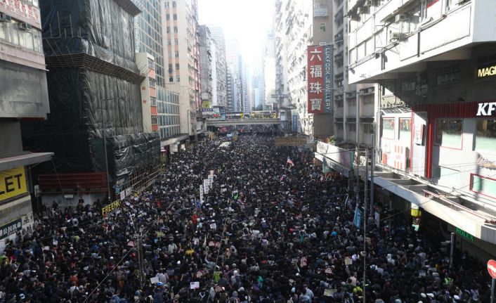 Hong Kong’ta gösterilerin 6. ayında binlerce kişi yine sokaklarda