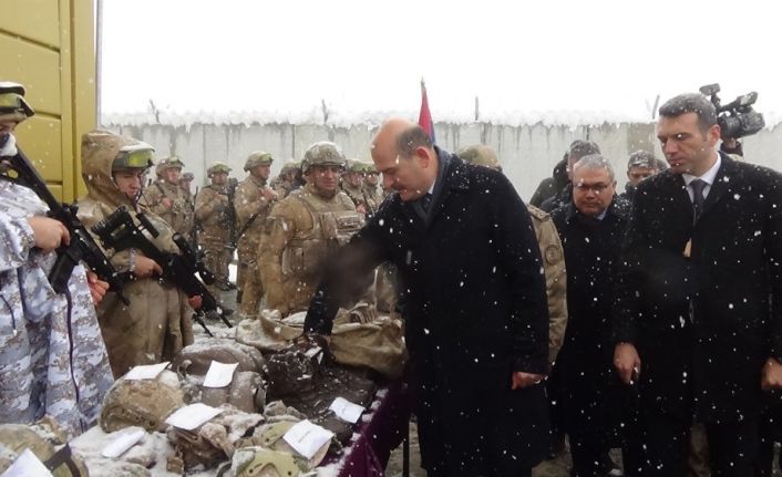 İçişleri Bakanı Soylu’dan kar altında görev yapan Mehmetçiğe ziyaret