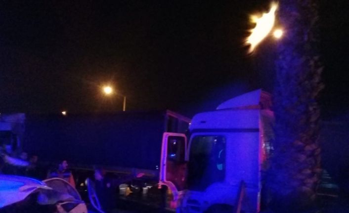 İki tır çarpıştı, devrilen direk otomobilin üzerine düştü: 5 yaralı