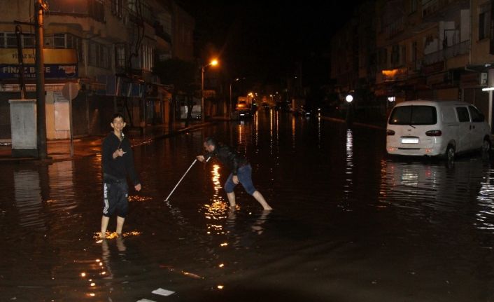 İskenderun’da sağanak yağmur hayatı felç etti