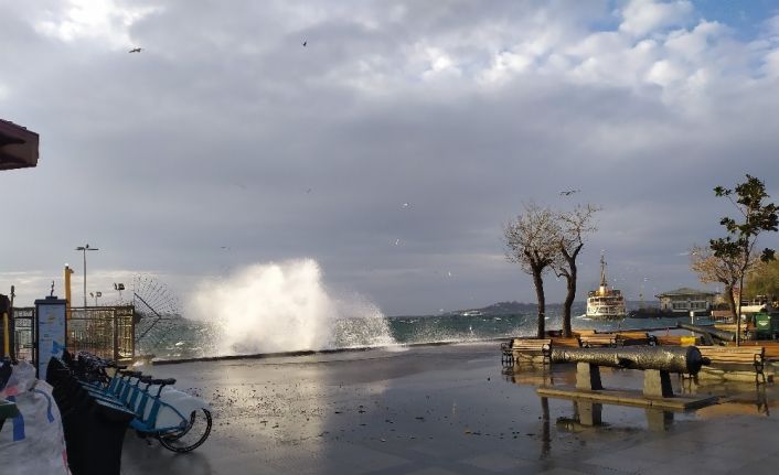 İstanbul’da şiddetli rüzgar nedeniyle bazı vapur seferleri iptal edildi