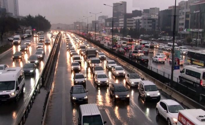 İstanbul’da yağmur hazırlıksız yakaladı