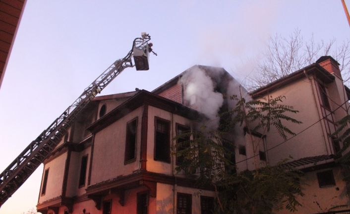 İzmit’te tarihi ahşap binada çıkan yangın büyük hasara neden oldu