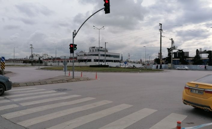 Kamyondan fırlayan tekerlek trafikte onlarca metre böyle gitti