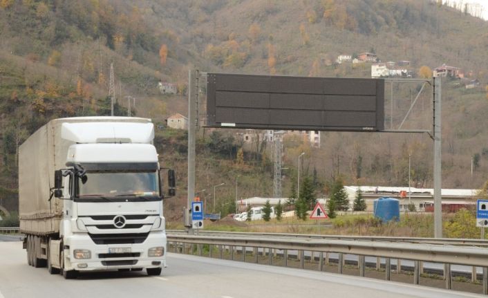 Karadeniz sahil yolunda levhalar karardı