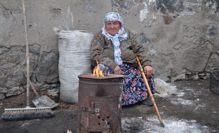 Kars’ta 70 yaşındaki ninenin eksi 10’da yaşam mücadelesi