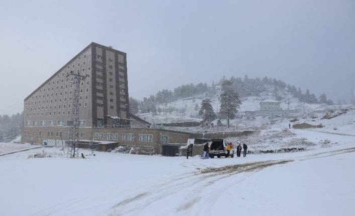 Kartalkaya yağan karla beyaza büründü