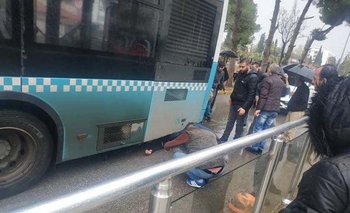 Kayan motosiklet otobüsün altına girdi