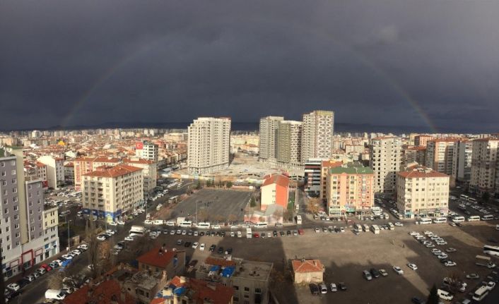 Kayseri’de ortaya çıkan gökkuşağı görsel şölen oluşturdu