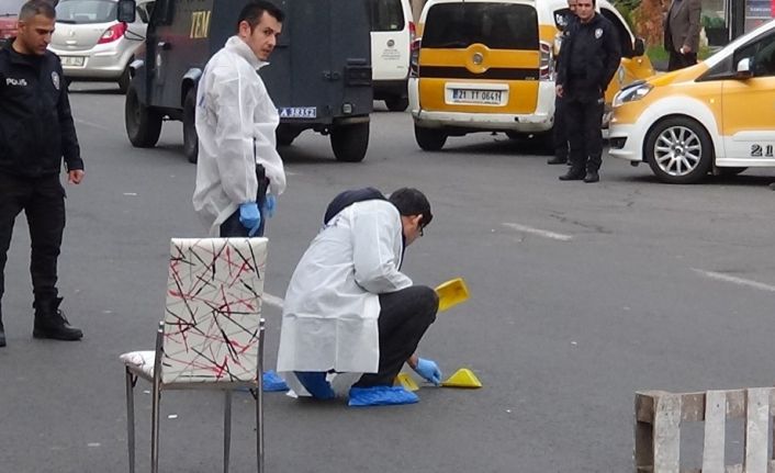 Kendisine yol vermeyen taksi sürücüsüne kurşun yağdırdı