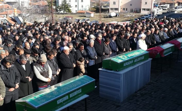 Kırşehir’de kazada hayatını kaybeden aile son yolculuğuna uğurlandı