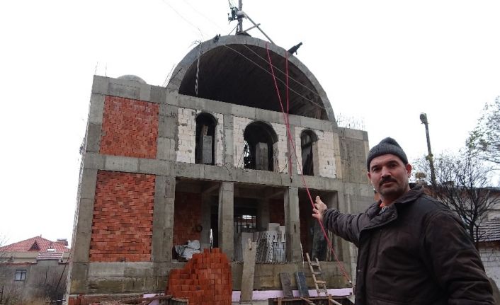 Köylü kadınlar ekmek yapıp satarak cami yaptırıyor