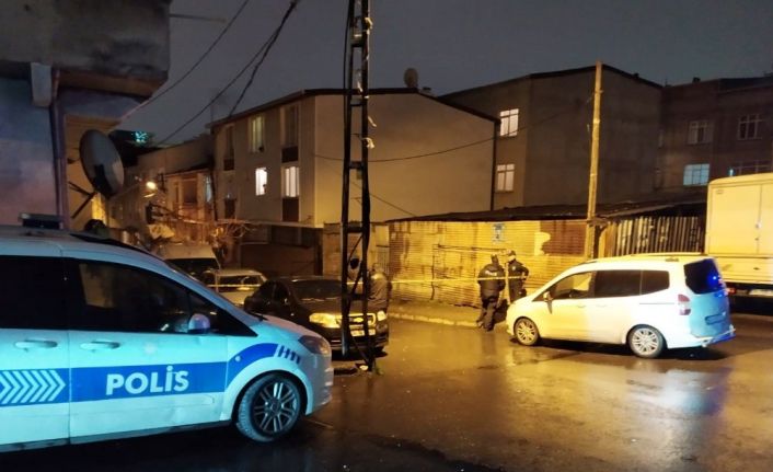 Küçükçekmece’de sokak ortasında silahlı kavga: 2 yaralı