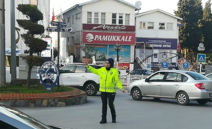 Kuşadası’nda trafik bayan polislere emanet