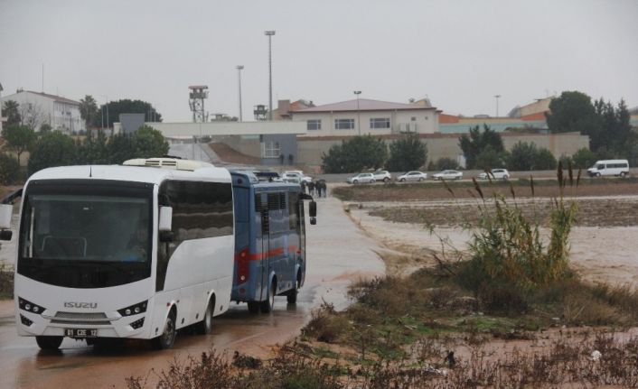 Mahkumlar nehre dönen cezaevi yolunda kaldı