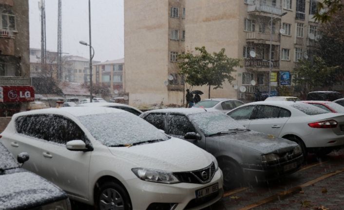 Malatya şehir merkezine mevsimin ilk karı yağdı