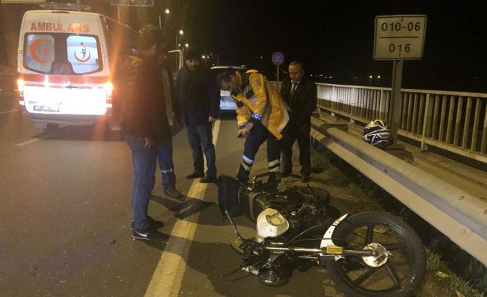 Motosikletiyle kırmızı ışıkta duran araca çarptı: 1 yaralı