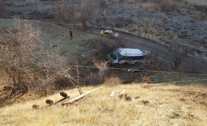 Öğrenci servisi şarampole yuvarlandı: 2 ölü