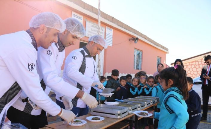 Öğretmen sosyal medyadan talep etti, öğrencilere tatlı yağdı