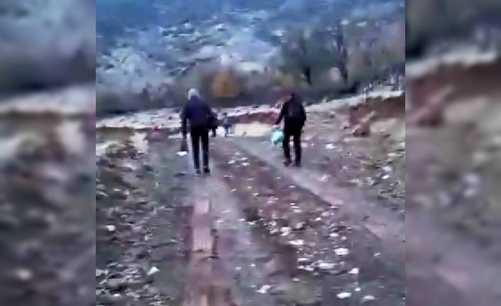 Okula gitmek için her gün 3 kilometre yürüyorlar