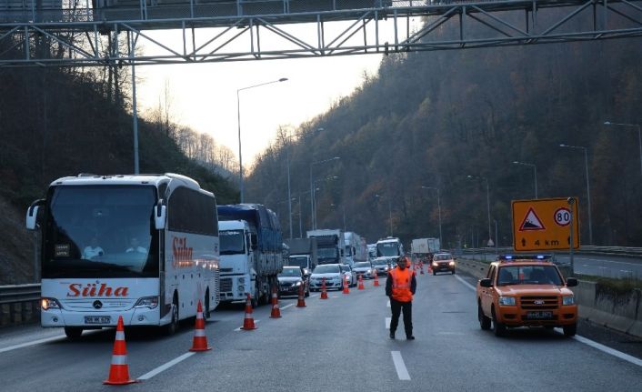 Otomobile çarpan tır TEM Otoyolu’nu kapattı: 2 yaralı