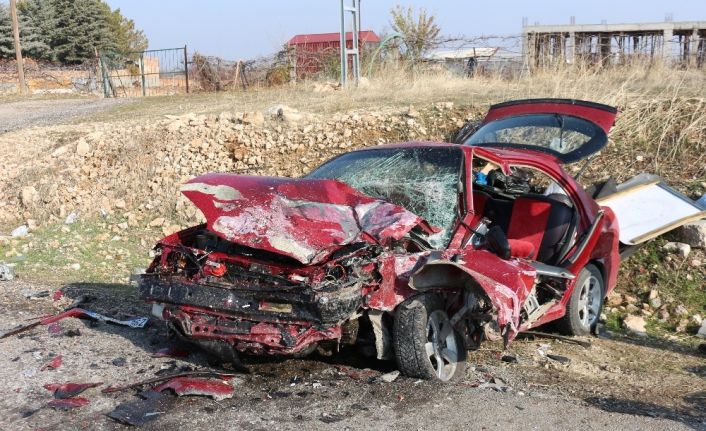 Otomobiller kafa kafaya çarpıştı: 1’i ağır 3 yaralı