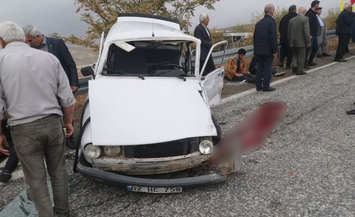 Otomobiller kafa kafaya çarpıştı: 1’i ağır 7 yaralı