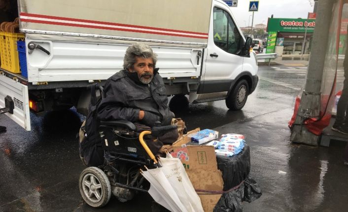 Yağmurda ekmek mücadelesi yürekleri yaktı